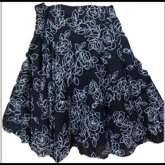 Jones New York Black White Floral A line skirt Size 14 Flowy - Picture 3 of 9